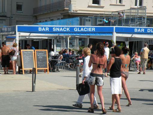  bar et jolies filles, plage de l'Ecluse